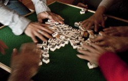 Le jeu de Mahjong et sa table fait main