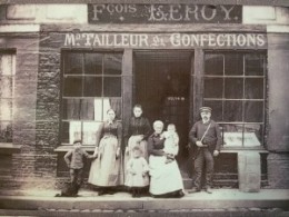 Arrière-grand-père de Clara Maeda devant sa boutique de tailleur.